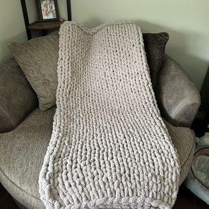 Chunky knit blanket’s available in multiple sizes and colours.